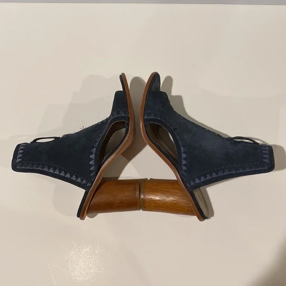 Bernardo Suede Sandals, Size 7 1/2 - Picture 9 of 11